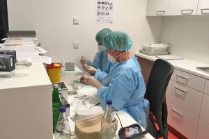 Das Foto zeigt das Corona Impfteam